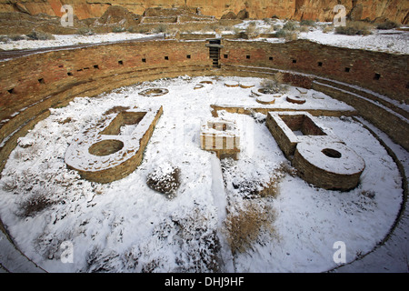 Kiva (chambre de cérémonie) sous la neige, Chetro Ketl great house, Chaco Culture National Historical Park, New Mexico USA Banque D'Images