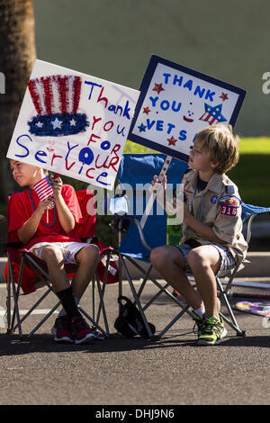 Phoenix, Arizona, USA. 11Th Nov, 2013. Boy Scouts cheer passant à l'anciens combattants Anciens Combattants Phoenix Day Parade. Les anciens combattants de Phoenix Day Parade est l'un des plus importants aux États-Unis. Des milliers de personnes la ligne de 3,5 km parcours et plus de 85 unités de participer au défilé. Cette année, le thème de la parade est ''Saluting Nord des anciens combattants canadiens. Crédit : Jack Kurtz/ZUMAPRESS.com/Alamy Live News Banque D'Images