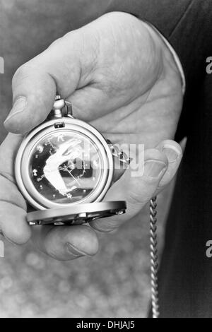 Quelqu un qui tient une montre de poche star trek Photo Stock Alamy