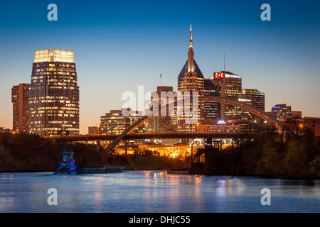 Bateau remorqueur-chaland le long de la rivière Cumberland à travers le centre de Nashville, Tennesse, USA Banque D'Images