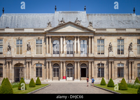 Les touristes à l'extérieur du Musée des Archives nationales - à l'origine hôtel de Soubise, Marais, Paris France Banque D'Images