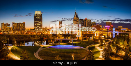 Twilight sur Cumberland Park et le centre-ville de Nashville, Tennessee, USA Banque D'Images