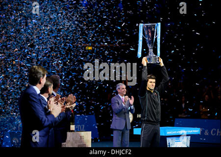 Londres, Royaume-Uni. 11Th Nov, 2013. La Serbie de Novak Djokovic (SRB) célèbre avec son trophée après la victoire dans son dernier match du tournoi contre l'Espagne de Rafael Nadal (ESP) pendant huit jours de la Barclays ATP World Tour finale au O2 Arena. Credit : Action Plus Sport/Alamy Live News Banque D'Images