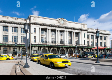 Les taxis et les autres véhicules attendre pour les passagers à l'extérieur de la Pennsylvania Station à Baltimore, Maryland. Banque D'Images