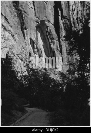 Arch près de la base de la falaise, côté est de Narrows. Trail en premier plan. 520461 Banque D'Images