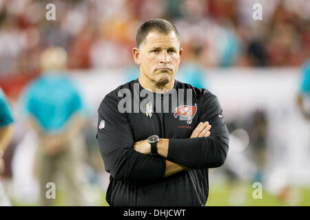 Tampa, Floride, USA. 11Th Nov, 2013. Vous VRAGOVIC | fois.Tampa Bay Buccaneers l'entraîneur-chef Greg Schiano montres l'échauffement avant le match entre les Tampa Bay Buccaneers et les Dolphins de Miami au Raymond James Stadium de Tampa en Floride, le lundi 11 novembre 2013. Credit : Vragovic/Tampa Bay Times/ZUMAPRESS.com/Alamy Live News Banque D'Images