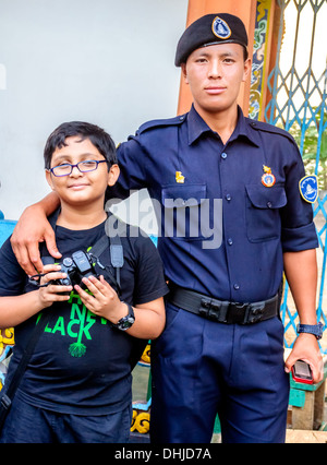 Jeune garçon avec la garde du palais royal bhoutanais, Phuentsholing, Bhoutan Banque D'Images