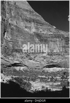 Grottes à la base de la falaise le long de la big bend de Virgin River. L'un à droite qui contient une partie de Cliff Dweller ruine. 520464 Banque D'Images