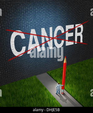 La lutte contre le cancer et le traitement des tumeurs cancéreuses, symbole de la santé avec une métaphore médicale d'espoir avec un médecin ou l'hôpital Chercheur scientifique tenant un crayon rouge rayant la maladie mot peint sur un mur de briques. Banque D'Images