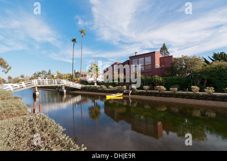 Passerelle au-dessus de Linney Canal Venise Californie Banque D'Images