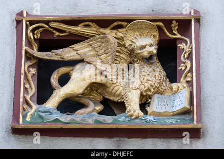 Bas-relief du lion ailé sur le mur de bâtiment ancien, vieux Bâle, Suisse Banque D'Images