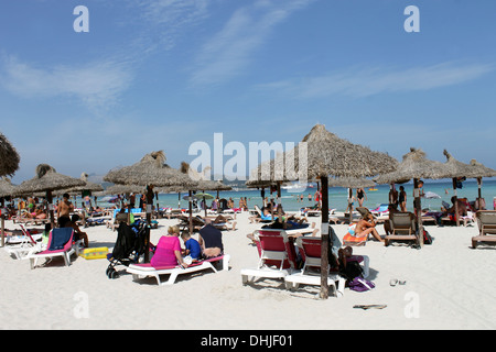 Les personnes bénéficiant d'une journée sur plage à Alcudia, Majorque, Espagne. Banque D'Images