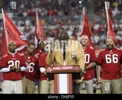 Tampa, Floride, USA. 11Th Nov, 2013. BRENDAN FITTERER | fois.Warren Sapp est intronisé au Tampa Bay Buccaneers' Ring d'honneur et a son maillot retiré au cours de la mi-temps du lundi nuit de Tampa Bay Buccaneers vs Miami Dolphins match au Stade Raymond James. Il a également obtenu son Pro Football Hall of Fame. Credit : Brendan Fitterer/Tampa Bay Times/ZUMAPRESS.com/Alamy Live News Banque D'Images