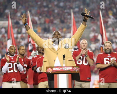 Tampa, Floride, USA. 11Th Nov, 2013. BRENDAN FITTERER | fois.Warren Sapp est intronisé au Tampa Bay Buccaneers' Ring d'honneur et a son maillot retiré au cours de la mi-temps du lundi nuit de Tampa Bay Buccaneers vs Miami Dolphins match au Stade Raymond James. Il a également obtenu son Pro Football Hall of Fame. Credit : Brendan Fitterer/Tampa Bay Times/ZUMAPRESS.com/Alamy Live News Banque D'Images