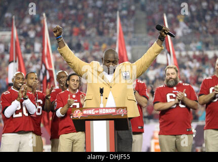Tampa, Floride, USA. 11Th Nov, 2013. BRENDAN FITTERER | fois.Warren Sapp est intronisé au Tampa Bay Buccaneers' Ring d'honneur et a son maillot retiré au cours de la mi-temps du lundi nuit de Tampa Bay Buccaneers vs Miami Dolphins match au Stade Raymond James. Il a également obtenu son Pro Football Hall of Fame. Credit : Brendan Fitterer/Tampa Bay Times/ZUMAPRESS.com/Alamy Live News Banque D'Images