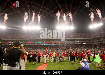 Tampa, Floride, USA. 11Th Nov, 2013. BRENDAN FITTERER | fois.Warren Sapp est intronisé au Tampa Bay Buccaneers' Ring d'honneur et a son maillot retiré au cours de la mi-temps du lundi nuit de Tampa Bay Buccaneers vs Miami Dolphins match au Stade Raymond James. Il a également obtenu son Pro Football Hall of Fame. Credit : Brendan Fitterer/Tampa Bay Times/ZUMAPRESS.com/Alamy Live News Banque D'Images