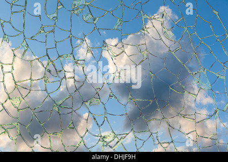 Ciel bleu vu à travers du verre brisé Banque D'Images