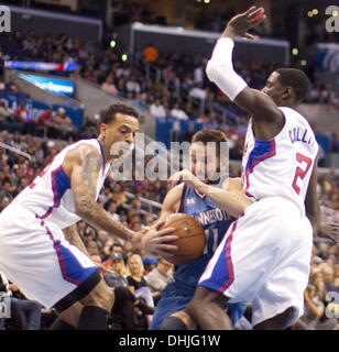 Los Angeles, Californie, USA. 11Th Nov, 2013. Los Angeles Clippers Matt Barnes et Darren Collison faire pression sur Minnesota Timberwolves Jose Barea comme il va au panier au cours de la première moitié du match au Staples Center de Los Angeles, Californie 0n lundi 11 novembre 2013.Arorizo ARORIZO © Armando ARMANDO/Prensa Internacional/ZUMAPRESS.com/Alamy Live News Banque D'Images