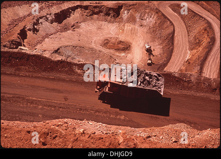 Cette image représente la mine Lavender Pit, exploitée par Phelps Dodge Corp. La mine était un site important pour l'extraction du cuivre et elle représente les pratiques minières industrielles du début au milieu du XXe siècle. Banque D'Images