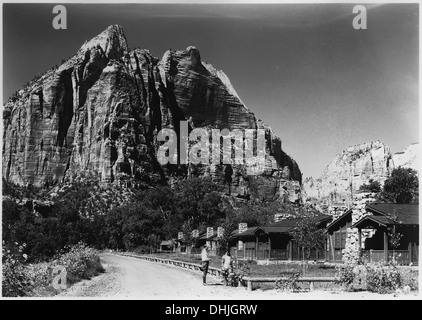 Une vue de Spearhead Mountain depuis le bas de Zion Lodge, avec Spearhead visible sur la gauche. La montagne est également appelée le monastère, connu pour son profil distinct et son importance dans le paysage du parc national de Sion. Banque D'Images