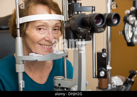 L'objet de l'examen des yeux Senior Woman Banque D'Images