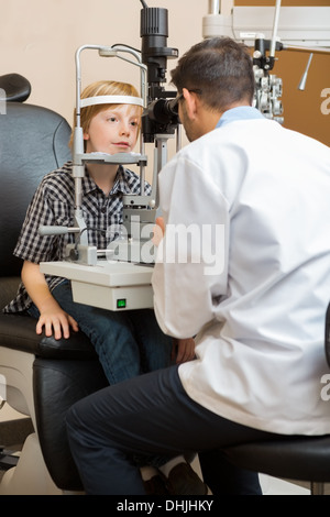 Les yeux du garçon l'examen de l'opticien avec lampe à fente Banque D'Images