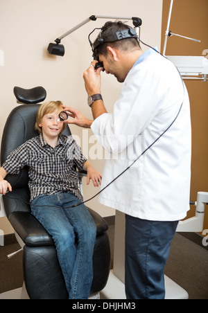 L'examen de l'opticien Boy's Eye par Lens Banque D'Images