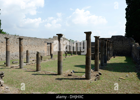 Le Samnite Palaestra, construit dans la deuxième moitié du 2e siècle avant J.-C. par ensuite Vibius Vinicius pour jeunes Samnites à Pompéi en Italie. Banque D'Images