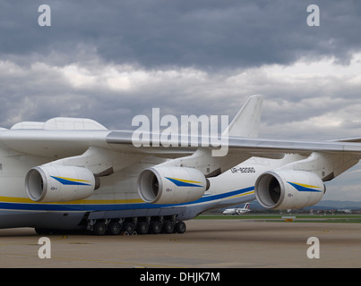 Antonov An-225 Mriya avion avec un plus petit l'atterrissage d'un aéronef dans l'arrière-plan, pour la comparaison de taille. Banque D'Images