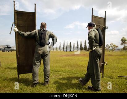 Banda Aceh, Indonésie, . 4 janvier, 2005. US NAVAL LES TECHNICIENS MÉDICAUX DE L'ABRAHAM LINCOLN GROUP ATTENDRE POUR LES VICTIMES 04 JANVIER 2004 POUR LANCER DES OPÉRATIONS DE SOINS CRITIQUES DANS LA RÉGION, UNE SEMAINE APRÈS LA Banda Aceh a été dévastée par un gigantesque tsunami 26 décembre 2004, qui a été déclenché par un séisme de 9,0 AU LARGE DE LA CÔTE DE L'Indonésie. © Stephen Shaver/ZUMAPRESS.com/Alamy Live News Banque D'Images