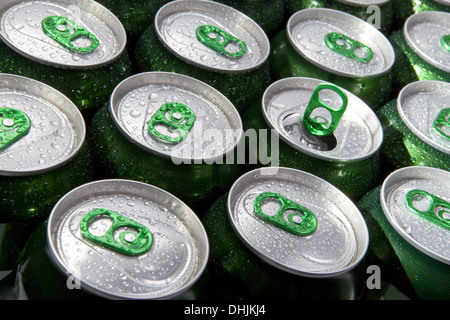 Les canettes en aluminium dans des gouttes d'eau Banque D'Images