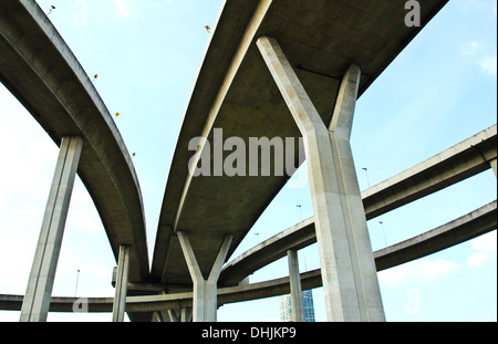 L'autoroute surélevée. La courbe du pont suspendu, la Thaïlande. Banque D'Images