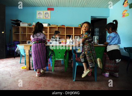 Les enfants autochtones du Guatemala à l'âge préscolaire dans la région de El Barranco, Solola, Guatemala. Banque D'Images
