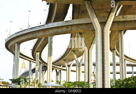 L'autoroute surélevée. La courbe du pont suspendu, la Thaïlande. Banque D'Images