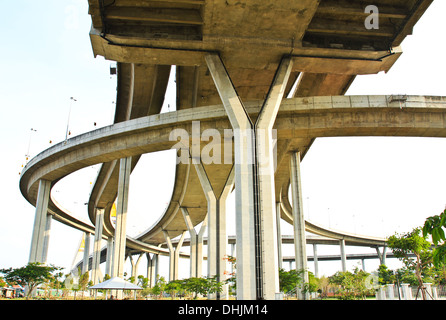 L'autoroute surélevée. La courbe du pont suspendu, la Thaïlande. Banque D'Images