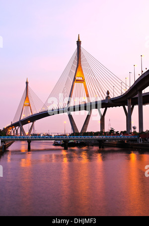 Bhumibol Bridge sous le crépuscule, Bangkok, Thaïlande Banque D'Images