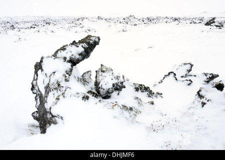 Paysage volcanique avec champ de lave et couvertes de neige. Banque D'Images