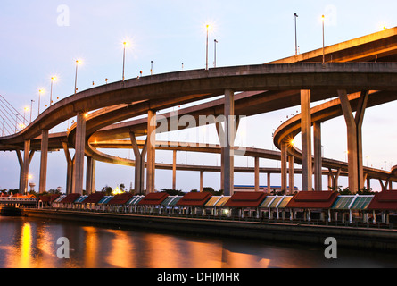 Bhumibol Bridge sous le crépuscule, Bangkok, Thaïlande Banque D'Images