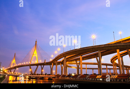 Bhumibol Bridge sous le crépuscule, Bangkok, Thaïlande Banque D'Images