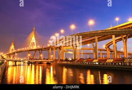 Bhumibol Bridge sous le crépuscule, Bangkok, Thaïlande Banque D'Images