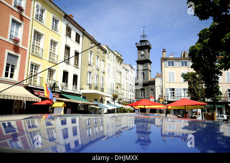 Maisons et tour de l'horloge à la place de la Republique, Issoire, Auvergne, France, Europe Banque D'Images