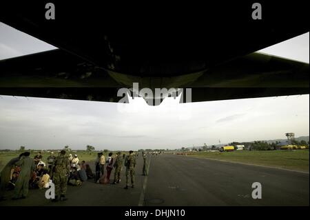 Banda Aceh, Indonésie, . 3 janvier, 2005. Les survivants sont l'exécution de MEDIVAC DE BANDA ACEH 03 JANVIER 2004 UNE SEMAINE APRÈS LA Banda Aceh a été dévastée par un gigantesque tsunami 26 décembre 2004, qui a été déclenché par un séisme de 9,0 AU LARGE DE LA CÔTE DE L'Indonésie. © Stephen Shaver/ZUMAPRESS.com/Alamy Live News Banque D'Images