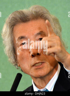 Tokyo, Japon. 12 nov., 2013. Le Japon de l'ancien Premier Ministre Junichiro Koizumi gestes dans son discours devant les membres de la Japan National Press Club à Tokyo le Mardi, Novembre 12, 2013. L'ancien chef au franc-parler, qui a récemment mis le camp à partir de la promotion de l'énergie nucléaire pour s'opposer à la politique nucléaire du gouvernement, a encouragé le gouvernement du Premier ministre Shinzo Abe pour modifier sa politique de relance de la production d'énergie atomique dans le sillage de la catastrophe de 2011 à la centrale nucléaire de Fukushima Daiichi. Credit : Natsuki Sakai/AFLO/Alamy Live News Banque D'Images
