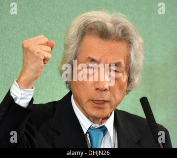Tokyo, Japon. 12 nov., 2013. Le Japon de l'ancien Premier Ministre Junichiro Koizumi gestes dans son discours devant les membres de la Japan National Press Club à Tokyo le Mardi, Novembre 12, 2013. L'ancien chef au franc-parler, qui a récemment mis le camp à partir de la promotion de l'énergie nucléaire pour s'opposer à la politique nucléaire du gouvernement, a encouragé le gouvernement du Premier ministre Shinzo Abe pour modifier sa politique de relance de la production d'énergie atomique dans le sillage de la catastrophe de 2011 à la centrale nucléaire de Fukushima Daiichi. Credit : Natsuki Sakai/AFLO/Alamy Live News Banque D'Images