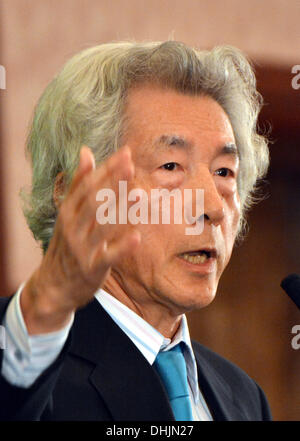 Tokyo, Japon. 12 nov., 2013. Le Japon de l'ancien Premier Ministre Junichiro Koizumi gestes dans son discours devant les membres de la Japan National Press Club à Tokyo le Mardi, Novembre 12, 2013. L'ancien chef au franc-parler, qui a récemment mis le camp à partir de la promotion de l'énergie nucléaire pour s'opposer à la politique nucléaire du gouvernement, a encouragé le gouvernement du Premier ministre Shinzo Abe pour modifier sa politique de relance de la production d'énergie atomique dans le sillage de la catastrophe de 2011 à la centrale nucléaire de Fukushima Daiichi. Credit : Natsuki Sakai/AFLO/Alamy Live News Banque D'Images