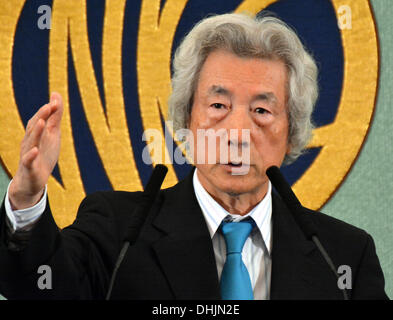 Tokyo, Japon. 12 nov., 2013. Le Japon de l'ancien Premier Ministre Junichiro Koizumi gestes dans son discours devant les membres de la Japan National Press Club à Tokyo le Mardi, Novembre 12, 2013. L'ancien chef au franc-parler, qui a récemment mis le camp à partir de la promotion de l'énergie nucléaire pour s'opposer à la politique nucléaire du gouvernement, a encouragé le gouvernement du Premier ministre Shinzo Abe pour modifier sa politique de relance de la production d'énergie atomique dans le sillage de la catastrophe de 2011 à la centrale nucléaire de Fukushima Daiichi. Credit : Natsuki Sakai/AFLO/Alamy Live News Banque D'Images