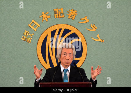 Tokyo, Japon. 12 nov., 2013. Le Japon de l'ancien Premier Ministre Junichiro Koizumi gestes dans son discours devant les membres de la Japan National Press Club à Tokyo le Mardi, Novembre 12, 2013. L'ancien chef au franc-parler, qui a récemment mis le camp à partir de la promotion de l'énergie nucléaire pour s'opposer à la politique nucléaire du gouvernement, a encouragé le gouvernement du Premier ministre Shinzo Abe pour modifier sa politique de relance de la production d'énergie atomique dans le sillage de la catastrophe de 2011 à la centrale nucléaire de Fukushima Daiichi. Credit : Natsuki Sakai/AFLO/Alamy Live News Banque D'Images