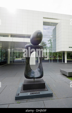 Sculpture de Joan Miro à l'avant du musée Frieder Burda, architecte Richard Meier, Baden-Baden, Forêt Noire, Baden-Wuerttemb Banque D'Images