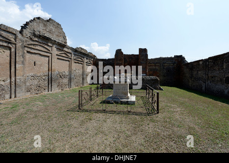 Le Temple de Vespasien et son petit autel en marbre face au côté est du forum de Pompéi en Italie. Le temple était dédié à Banque D'Images