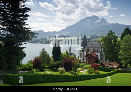 Château de Meggenhorn avec le Mont Pilate dans l'arrière-plan, le lac de Lucerne, dans le canton de Lucerne, Suisse, Europe Banque D'Images